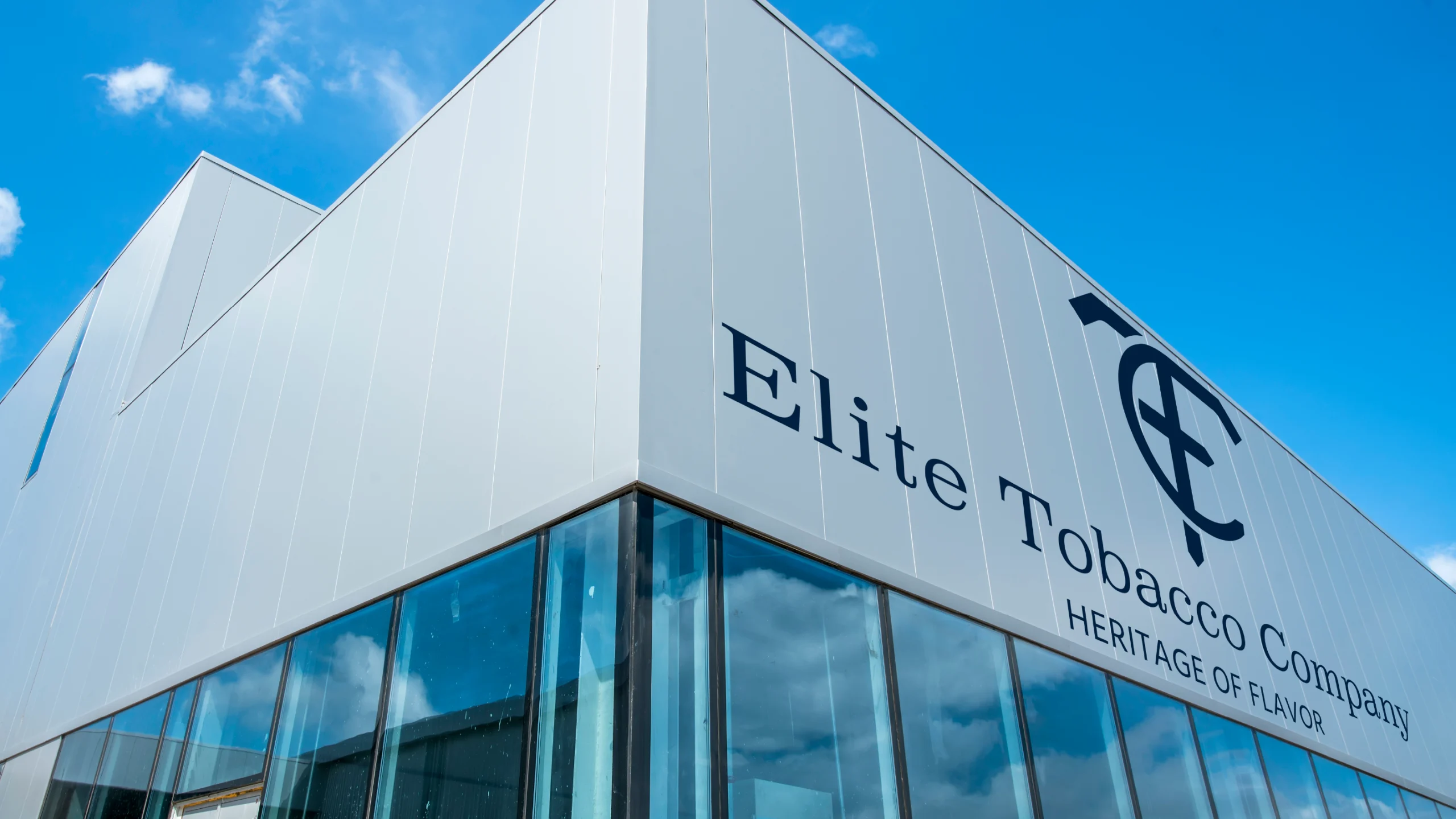 Discover Elite Tobacco Company Mesa de trabajo 1
